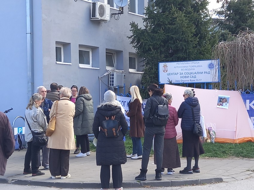 Grupa građana ispred zgrade Centra