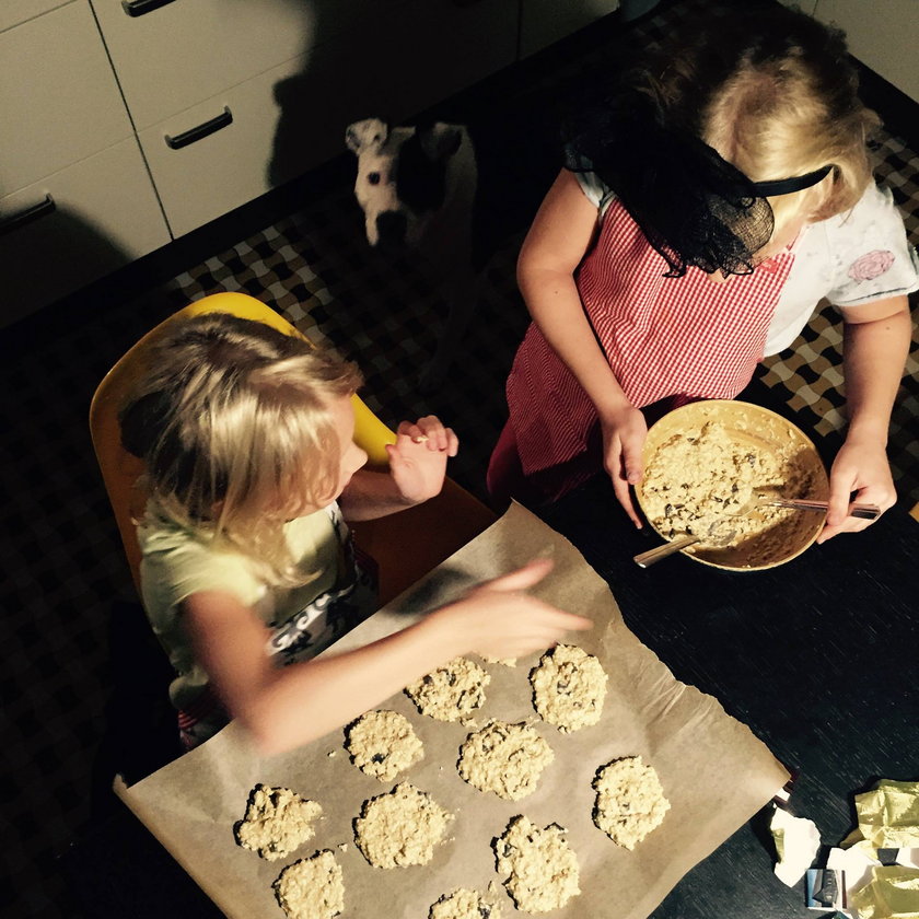 Córki Pauliny i Michała chętnie pomagają w kuchni