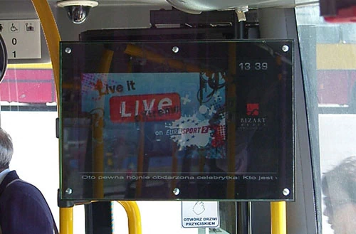 Filmy rozrywkowe i poradniki z serwisu Screccos.pl pasażerowie mogą oglądać na ekranach 400 telewizorów LCD zamontowanych w stołecznych i trójmiejskich autobusach.