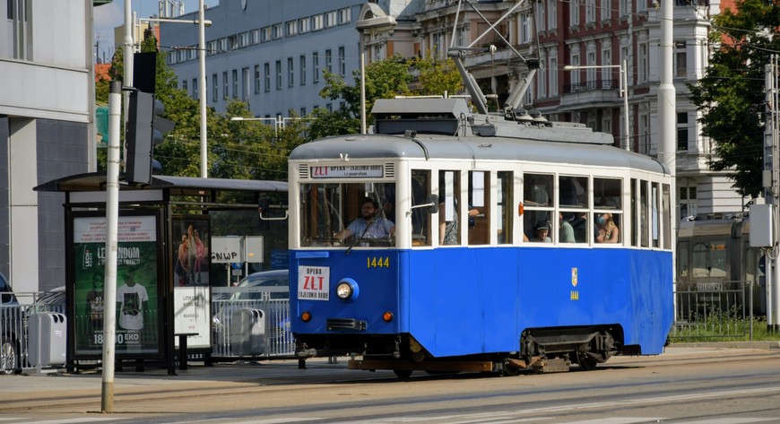 Zabytkowy tramwaj na trasie we Wrocławiu