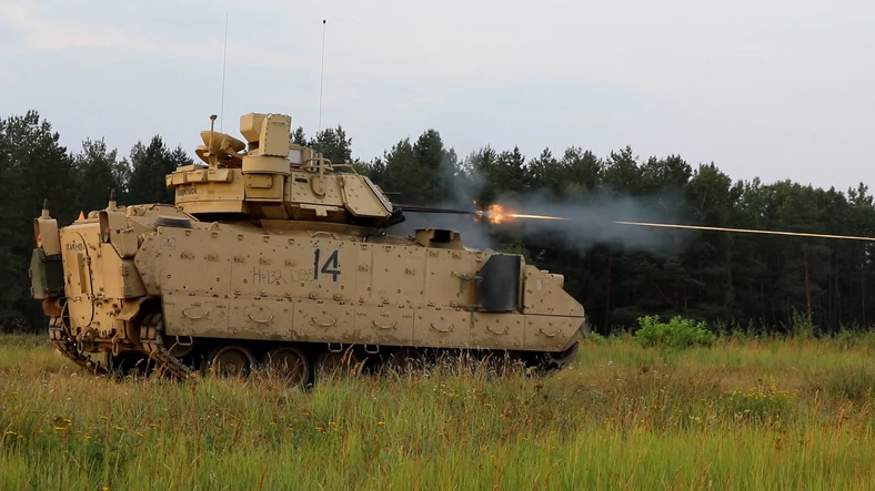 Bojowy wóz piechoty Bradley w trakcie ostrzału (Pojawienie się wizualnych materiałów Departamentu Obrony Stanów Zjednoczonych (DoD) nie oznacza ani nie stanowi poparcia z jego strony)