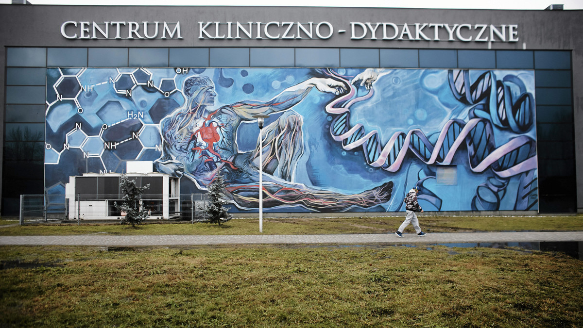 Mural nawiązujący do "Stworzenia Adama" – fresku Michała Anioła odsłonięto uroczyście w piątek na ścianie Auli Północnej Centrum Kliniczno-Dydaktycznego Uniwersytetu Medycznego. Jego autorem jest absolwent łódzkiej Akademii Sztuk Pięknych Piotr Chrzanowski.