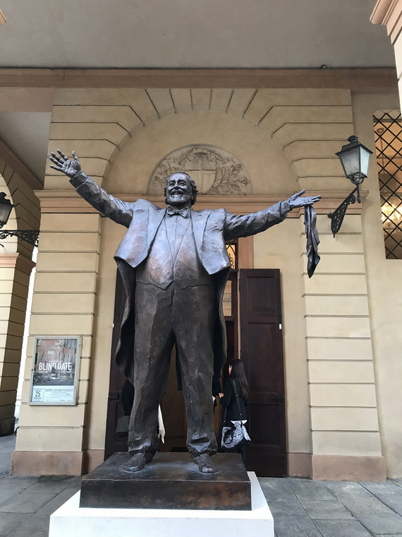 Pomnik Luciano Pavarottiego, Modena