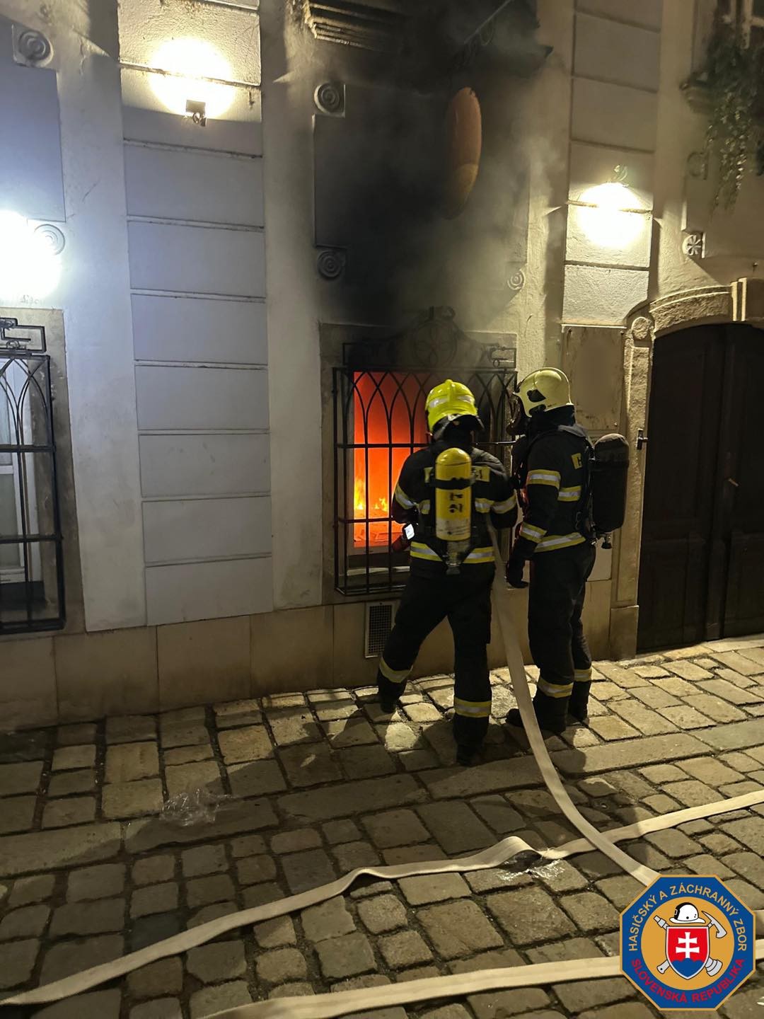 V piatok krátko po polnoci horel byt na Baštovej ulici v Bratislave.