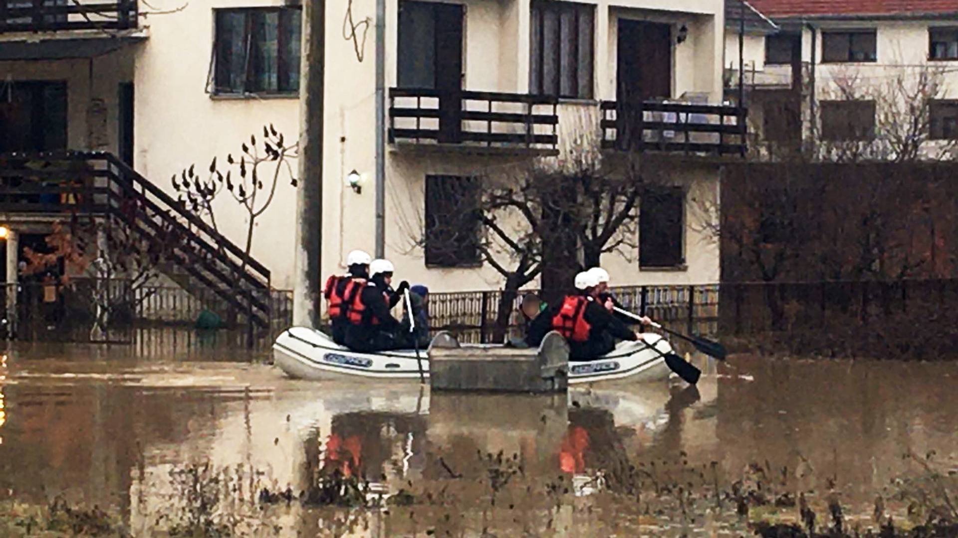 Potresne slike ljudi koji od poplava na Staroj planini spasavaju sve što im je preostalo