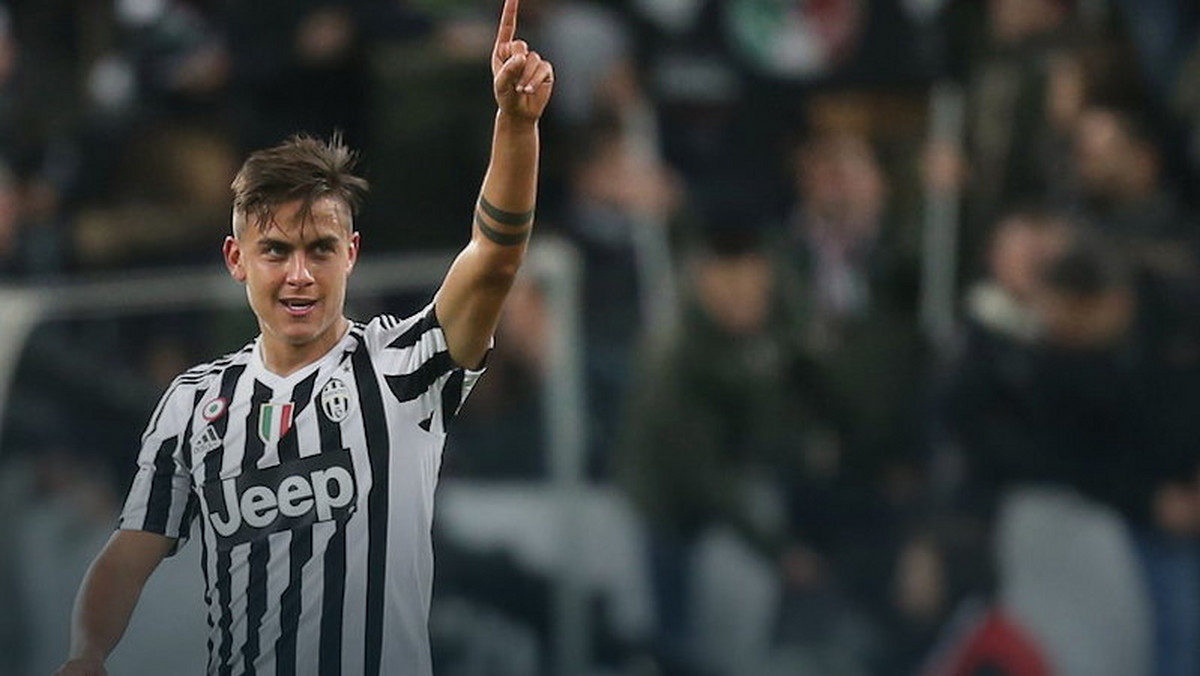 Gola weekendu już znamy. Nagranie właśnie hula po mediach społecznościowych. Cieszy się Juventus, bo ograł Lazio Rzym. Świętuje Paulo Dybala - bohater wieczoru znajduje się ostatnio w coraz lepszej formie i już za moment znowu wywoła lawinę newsów.  - Gdyby trzeba było, popłynąłbym wpław na Camp Nou - powiedział rok temu. Od tego momentu nieustannie krąży za nim temat Barcelony.