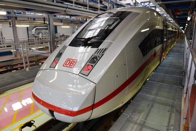 W berlińskiej zajezdni Deutsche Bahn zaprezentował czwartą generację szybkiego pociągu ICE  4. Jesienią 2016 r. rozpoczną się próby składu, natomiast regularne przewozy pasażerów tymi zestawami mają rozpocząć się w grudniu 2017 r. 

<br><br> fot. EPA / MAURIZIO GAMBARIN DOSTAWCA: PAP / EPA.
