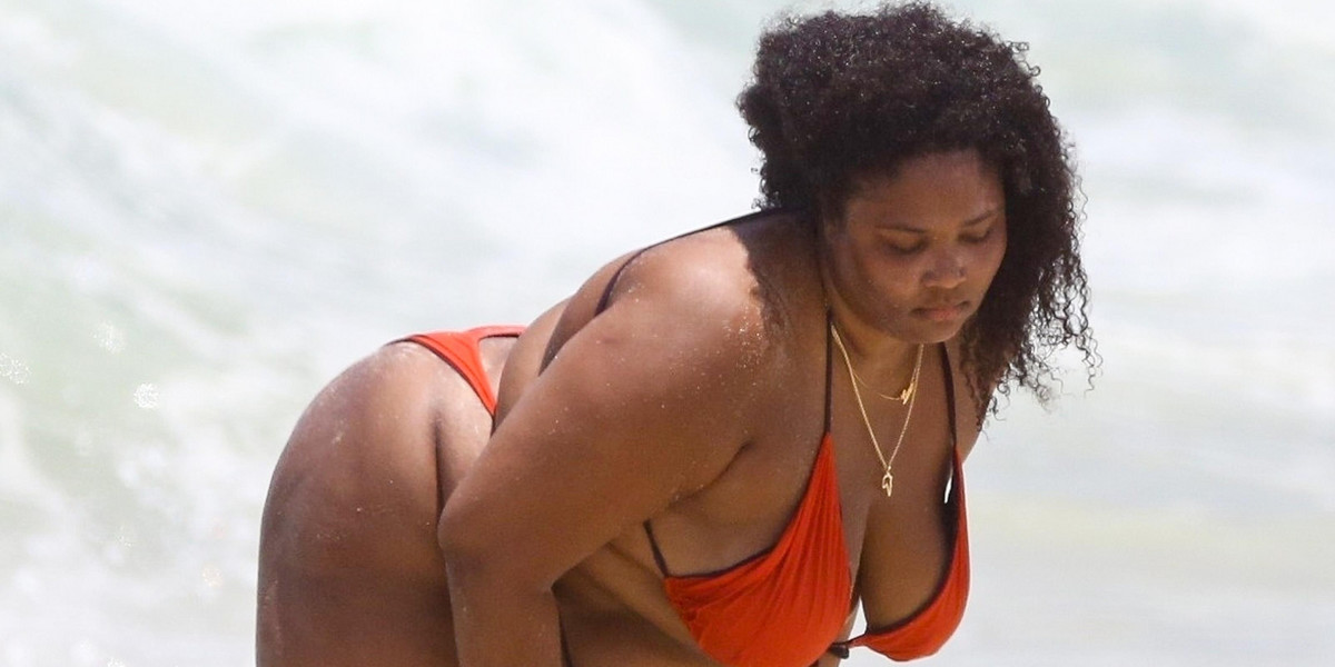 Lizzo w bikini na brazylijskiej plaży