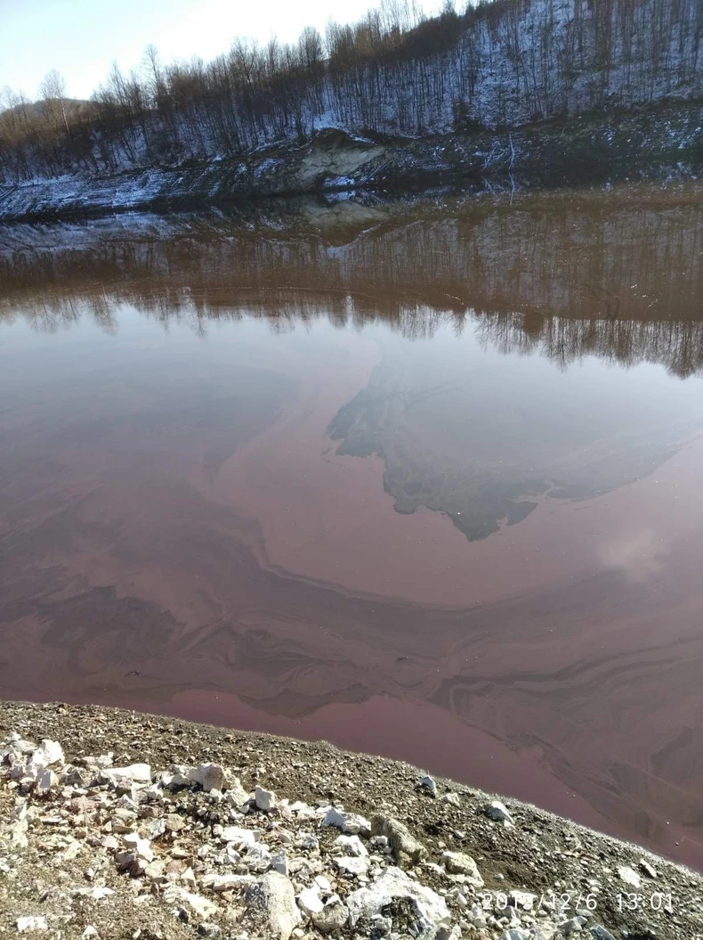 Crvenilo od algi prekrilo je veći deo jezera od ušća do brane