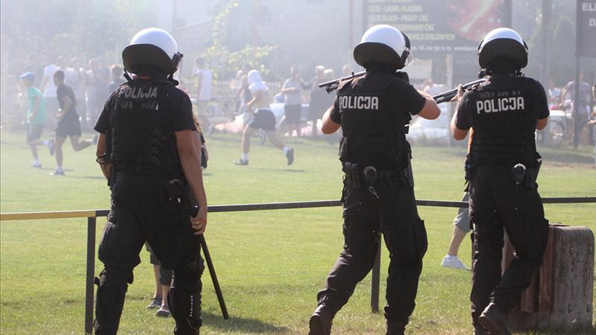 Bezkarni kibole terroryzują Polskę i urządzają burdy, gdzie im się podoba! Po zdemolowaniu stadionu w Łomiankach i wielkiej bitwie na plaży w Gdyni tylko jeden stadionowy bandyta trafił do aresztu! Sygnał do bandytów poszedł wyraźny: nic wam nie możemy zrobić!