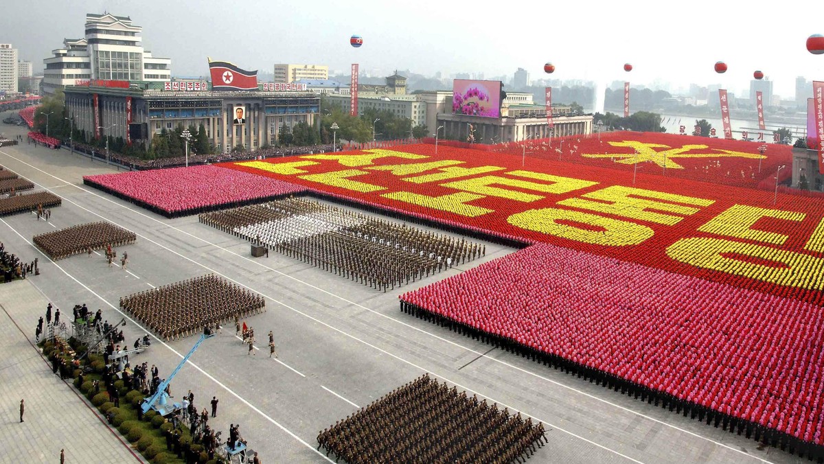 Korea Płn. ma nowego przywódcę. Już w 12 godzin po śmierci Kim Dzong Ila rozpoczęły się niebezpieczne gry wojenne. Korea Płd. zmobilizowała swoje wojska. Czy świat kolejny raz stanął na skraju przepaści? To trzeci incydent, który może doprowadzić do tragedii.