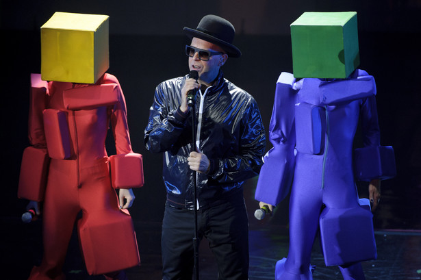 Pet Shop Boys i seksowne dziewczyny na wrotkach