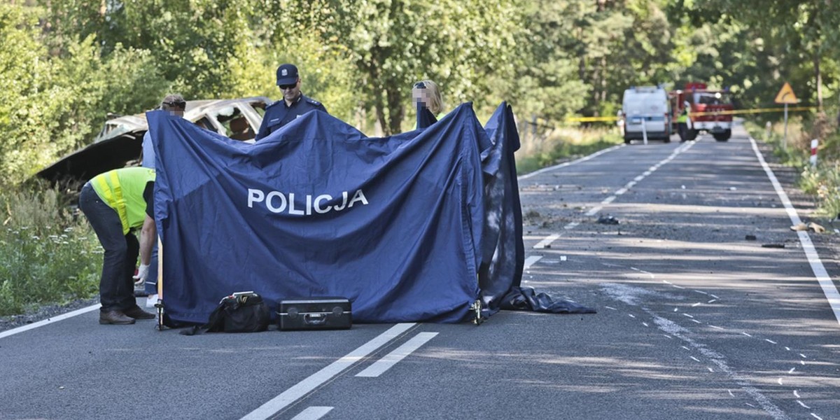 Z auta została miazga. Ubrania ofiary wisiały na drzewie