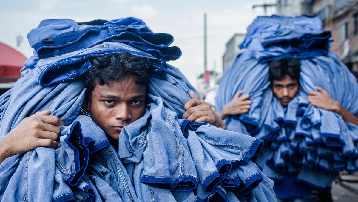 Bangladesz. Chłopcy niosą gotowe ubrania.jpg