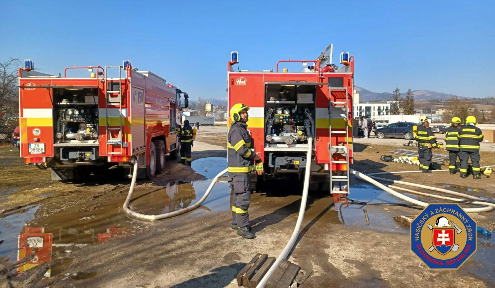 V B. Bystrici na Mičinskej ceste vypukol požiar strechy drevenej koliby.