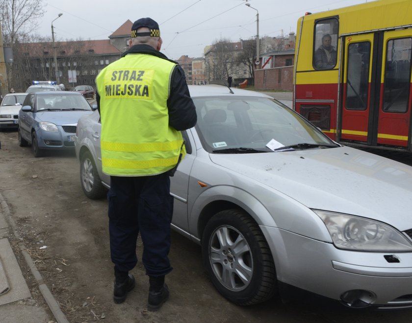 Straż miejska wypisuje mandat we Wrocławiu