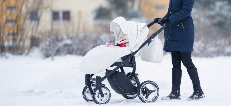 Czy zimą można chodzić na spacery z małymi dziećmi? Tak, ale trzeba pamiętać o dziewięciu zasadach