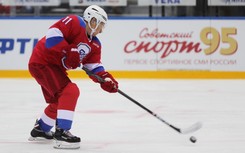 Putin znów 'szalał' na lodzie. Obrońcy bali się zabrać mu krążek, a bramkarz puszczał jego strzały [WIDEO]