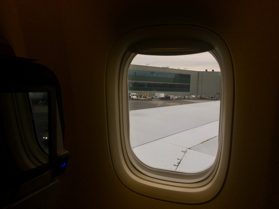 W samolocie są standardowej wielkości okna z roletami. 