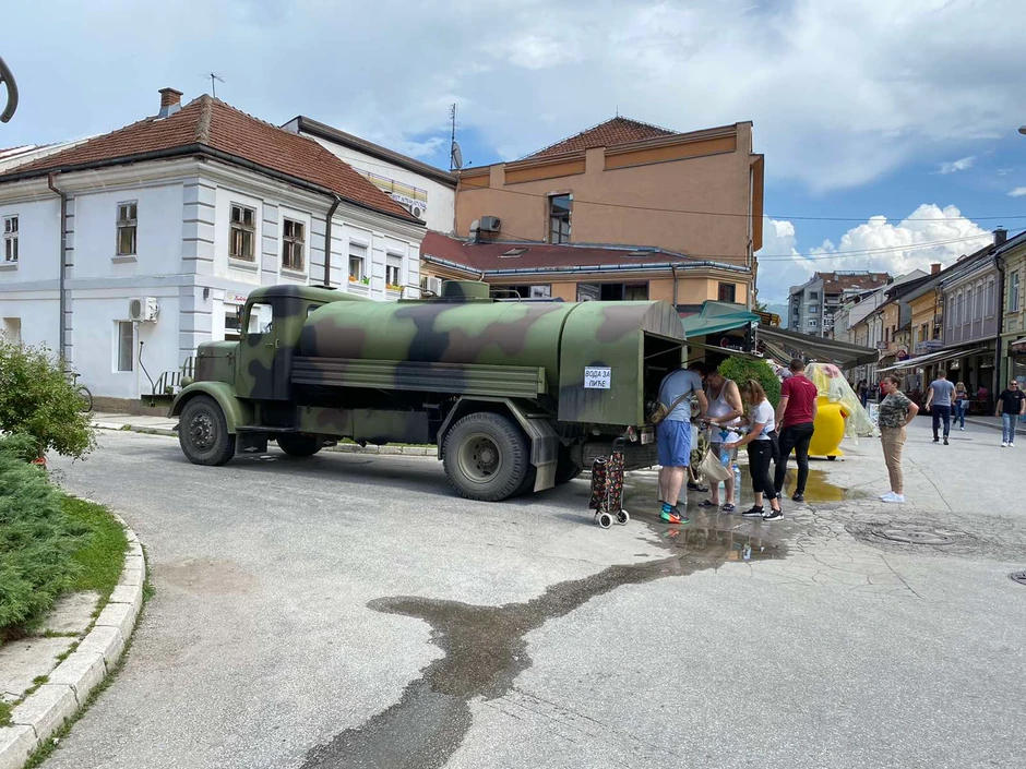  Slavine su suve zbog kvara izazvanog poplavama i zbog poplavljenog područja nije moguće prići glavnom vodozahvatu kako bi se regulisao dovod vode na postrojenju za preradu vode. Zato su grad stigle cisterne.