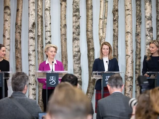 Konferencja prasowa czterech polityczek: przewodniczącej Komisji Europejskiej Ursuli von der Leyen, premierek Finlandii i Estonii Sanny Marin i Kaji Kallas oraz wicepremierki Szwecji Ebby Busch. 