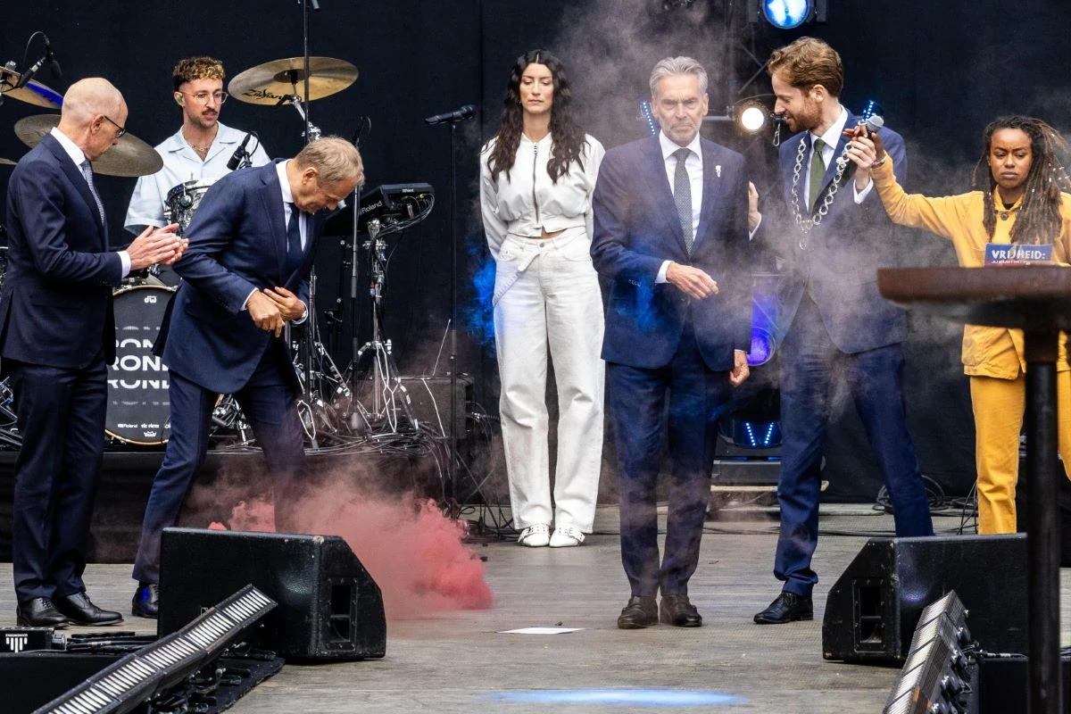 An incidental  during Tusk&#39;s visit to the Netherlands. A flare fell at the prime minister&#39;s feet