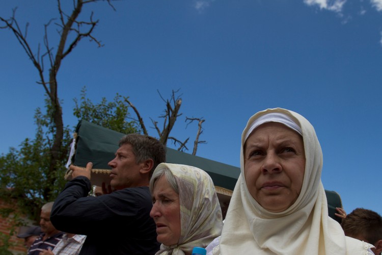 Pogrzeb ofiar masakry z wioski niedaleko miasta Prijedor, 20 lipca 2011 roku