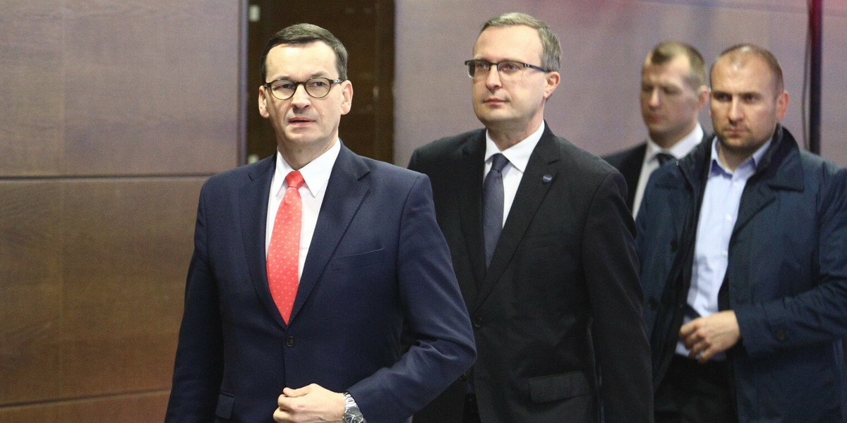Na pierwszym planie premier Mateusz Morawiecki, za nim szef PFR Paweł Borys