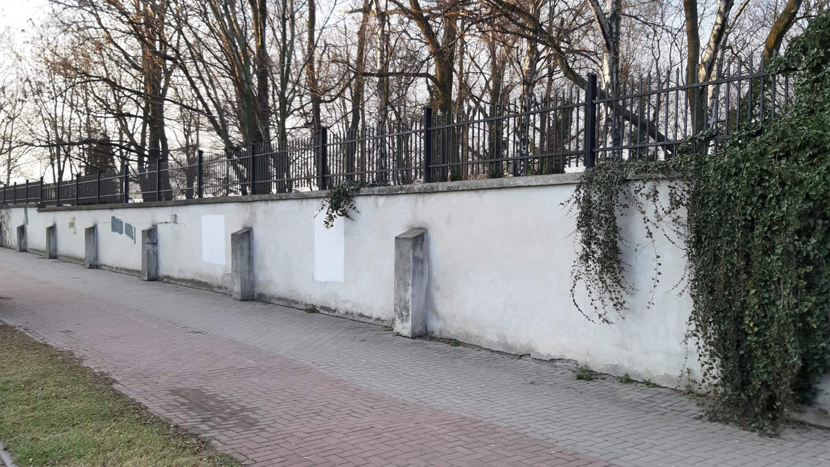 Oświęcim: Nazistowskie symbole na murze kirkutu