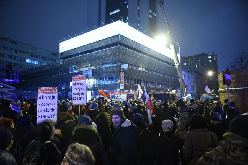 zniszczone drzwi do siedziby PiS