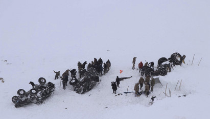 Tragikus részletek: többen haltak meg a két törökországi lavinában, sokan a hó alatt rekedtek