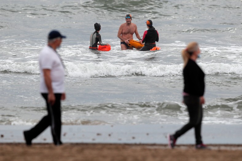 Po plaży w Walencji można spacerować. Do morza można wchodzić, tylko żeby uprawiać sporty wodne