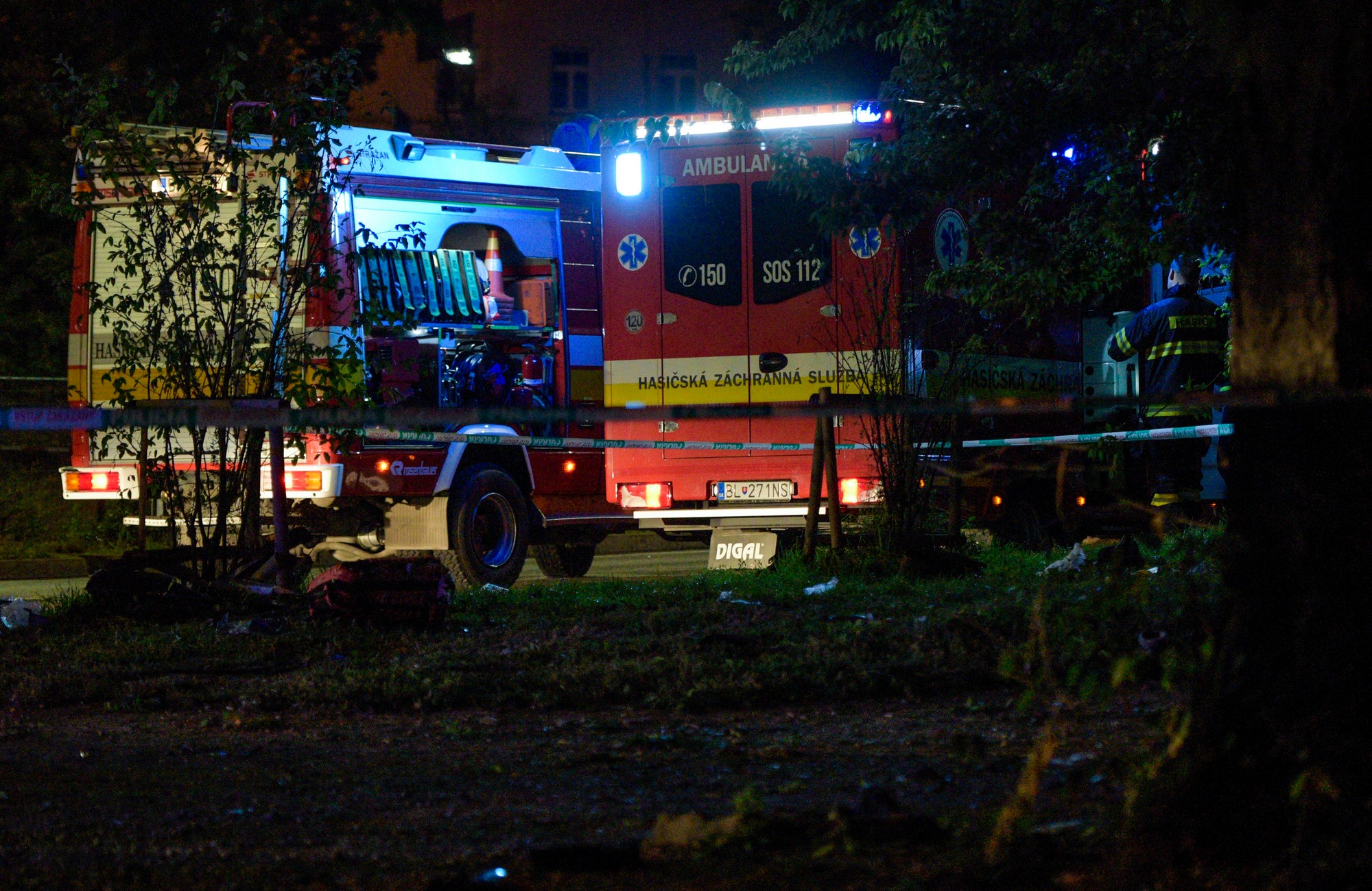 V centre Bratislavy narazilo v nedeľu 2.10.2022 o 22.24 h auto s opitým vodičom do zastávky mestskej hromadnej dopravy, kde sa nachádzali ľudia. 