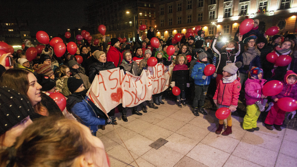 Kilkaset osób spotkało się wieczorem we Wrocławiu na placu Nowy Targ, by podziękować Jerzemu Owsiakowi za to, że ponownie objął funkcję prezesa Fundacji WOŚP. Wrocławianie uczcili też pamięć zmarłego prezydenta Gdańska Pawła Adamowicza.