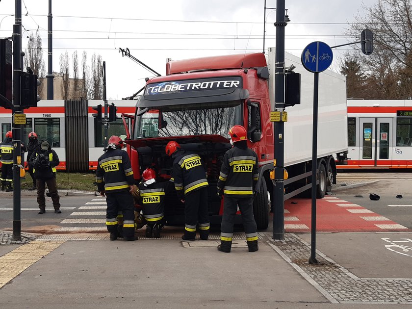 Zderzenie tramwaju z volvo na Dąbrowskiego w Łodzi