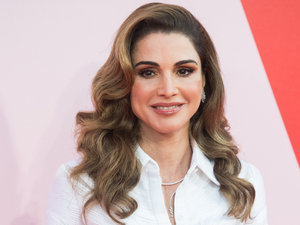 Ránija jordán királyné tűzpiros Dolce & Gabbana ruhája a világsztárok megjelenését is lekörözi