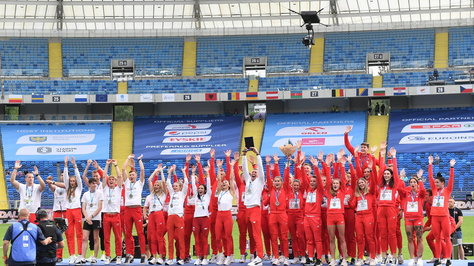 Dekoracja reprezentacji Polski srebrnymi medalami podczas DME 2023 w Chorzowie