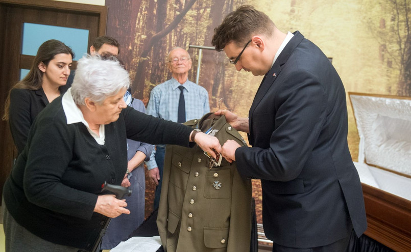 Siostrzenica majora Szyndzielarza Halina Morawska (L) oraz prezes Fundacji Niezłomni Wojciech Łuczak (P)