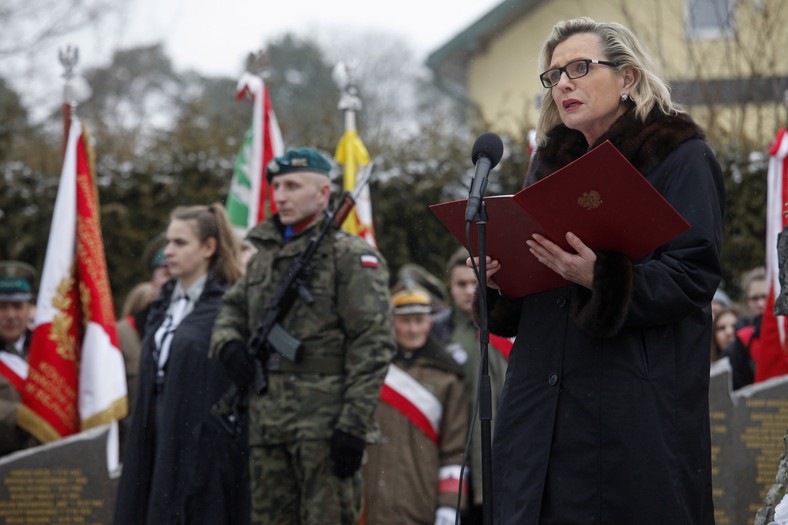 Obchody Narodowego Dnia Pamięci Żołnierzy Wyklętych w Augustowie minister Anny Marii Anders przed Pomnikiem Żołnierzy Polski Podziemnej Poległych na Kresach II RP w latach 1944-1954.