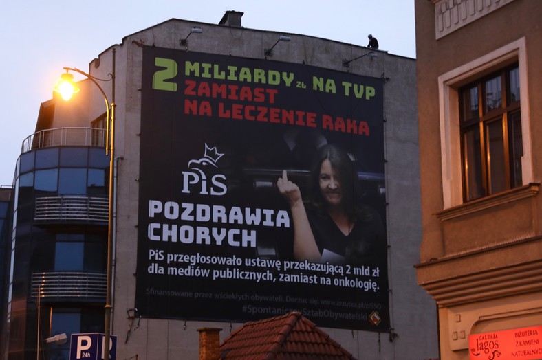 Bilboard z Joanną Lichocką na ulicy Krakowa w marcu 2020 r.