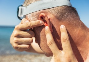Surfersko uho nastaje kao odbrambena reakcija uha na učestalo izlaganje hladnoj vodi i vetru