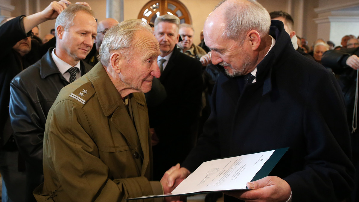 Żołnierze niezłomni, wyklęci są fundamentem nowej polskiej armii – powiedział minister obrony narodowej Antoni Macierewicz, który dzisiaj w Waksmundzie uczestniczył w obchodach 69. rocznicy ostatniej walki i śmierci majora Józefa Kurasia "Ognia".