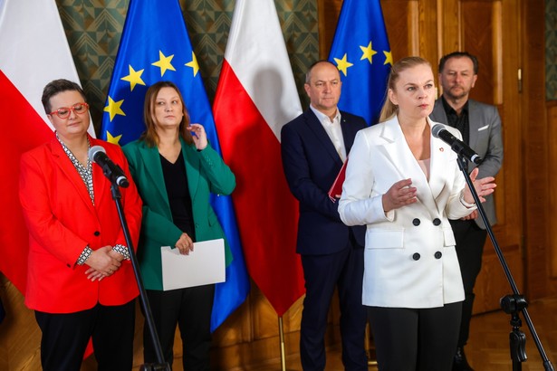 Warszawa, 22.03.2024. Minister edukacji Barbara Nowacka (2P) i wiceministrowie: Katarzyna Lubnauer (L), Paulina Piechna-Więckiewicz (2L), Henryk Kiepura (3P) i dyrektor generalny ministerstwa Robert Bartold (P) podczas konferencji prasowej nt. pierwszych 100 dni rządu w MEN, 22 bm. w siedzibie Ministerstwa Edukacji Narodowej w Warszawie. (sko) PAP/Rafał Guz