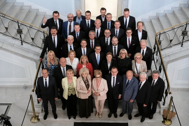 Mateusz Morawiecki członkowie stowarzyszenia Rozwój Plus pozują do zdjęcia po konferencji, na której ogłosili, że zakładają klub parlamentarny, 29 lipca 2026 r.