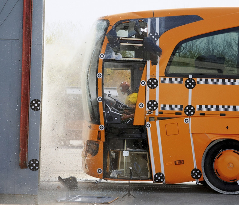Crashtest autobusu – czy kierowca ma szanse?
