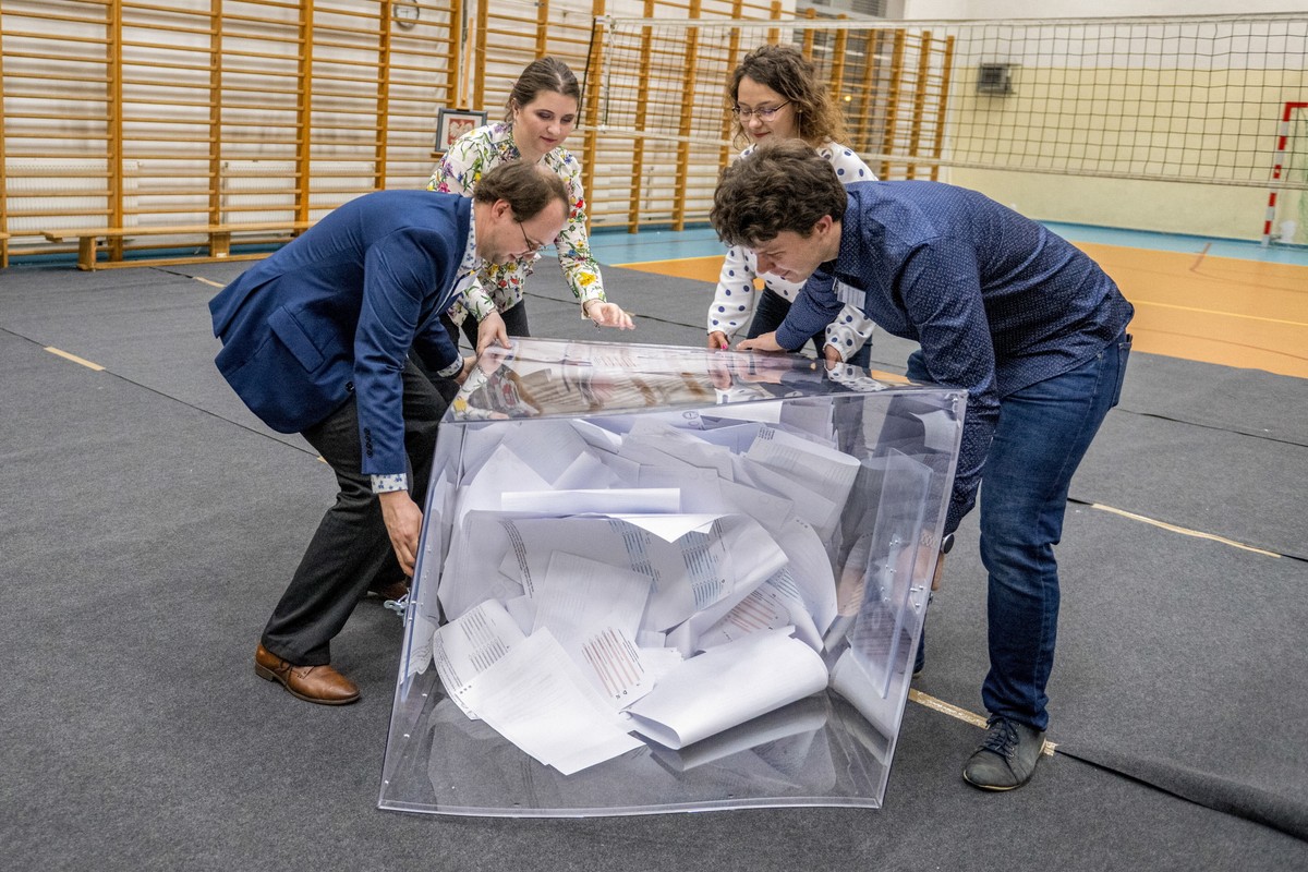 Wybory samorządowe 2024. Członkowie obwodowej komisji wyborczej nr 108 w Poznaniu podczas liczenia głosów w wyborach samorządowych PAP/Jakub Kaczmarczyk
