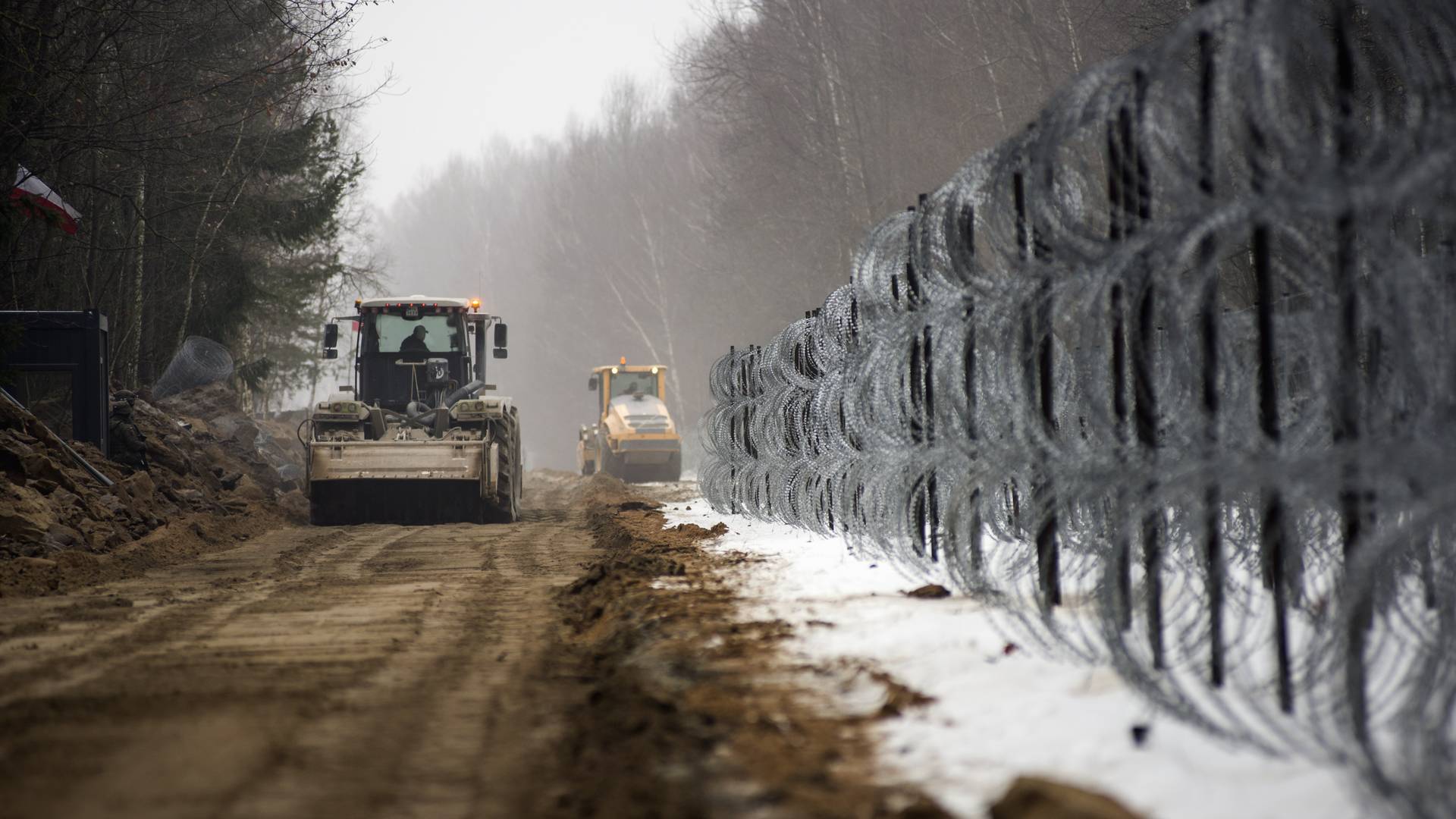 Migranci znów są na granicy z Białorusią, a "twierdza" rośnie. Wiemy, kiedy będzie gotowa