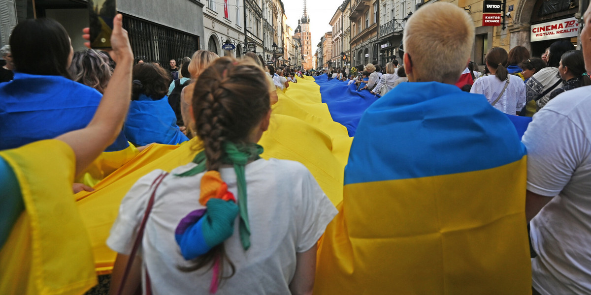 Kraków. Ulicami miasta przeszedł Marsz Niepodległości Ukrainy w 32. rocznicę uzyskania niepodległości przez Ukrainę w 1991 r.