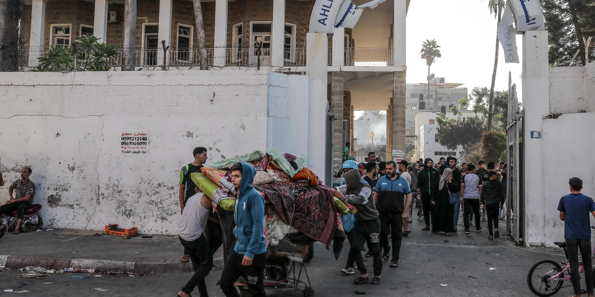 Pierwsze ciężarówki z pomocą humanitarną wjeżdżają z Egiptu do Strefy Gazy.