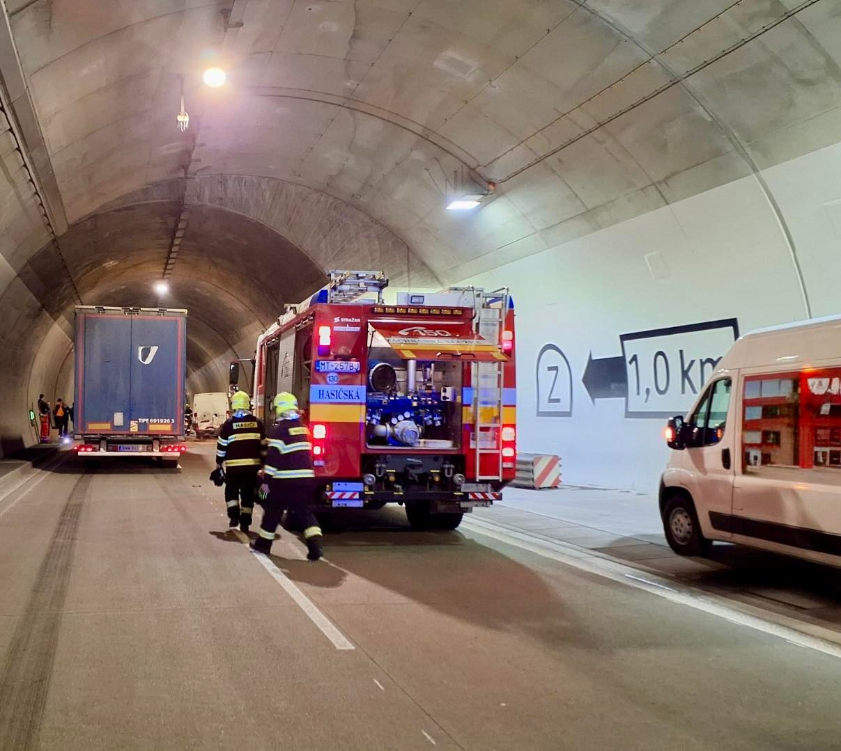 V tuneli Višňové sa zrazilo osobné auto s dodávkou.